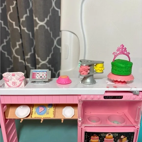 Barbie Cake Decorating Playset with Dolls and Accessories - Picture 6 of 6
